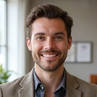 Retrato profesional de un nutricionista sonriente y amable, vestido de forma profesional.